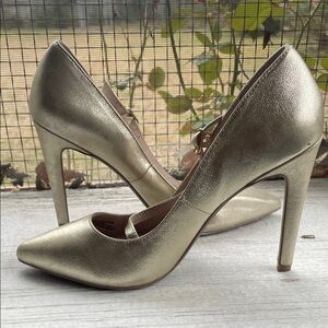 NWT- Saks Fifth Avenue Harper Metallic Leather Pumps Sixe 7